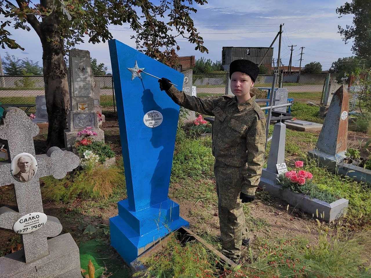 Казачья молодёжь Калининского района ухаживает за памятниками участников ВОВ  - Союз казачьей молодежи Кубани!